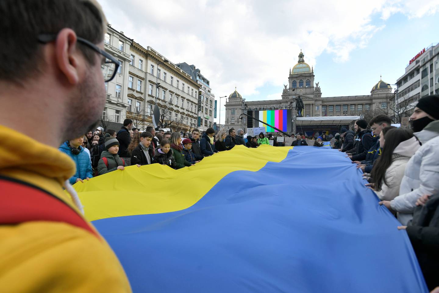 昨天，在布拉格的瓦茨拉夫广场，举着乌克兰国旗的人抗议俄罗斯入侵乌克兰。 照片/美联社