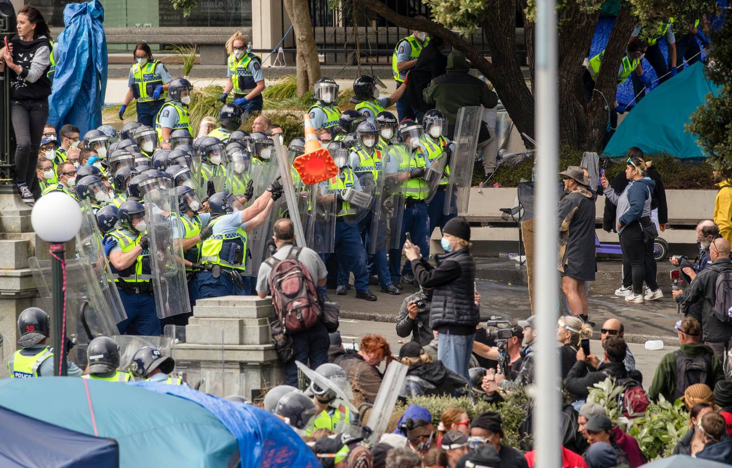 数百名警察在结束为期 23 天的 Covid-19 车队抗议活动期间在议会工作。 照片/马克米切尔
