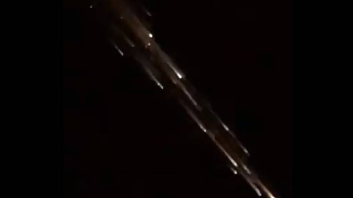 Photo of Les débris brûlés d’une fusée SpaceX Falcon 9 éclairent le ciel au-dessus du nord-ouest du Pacifique