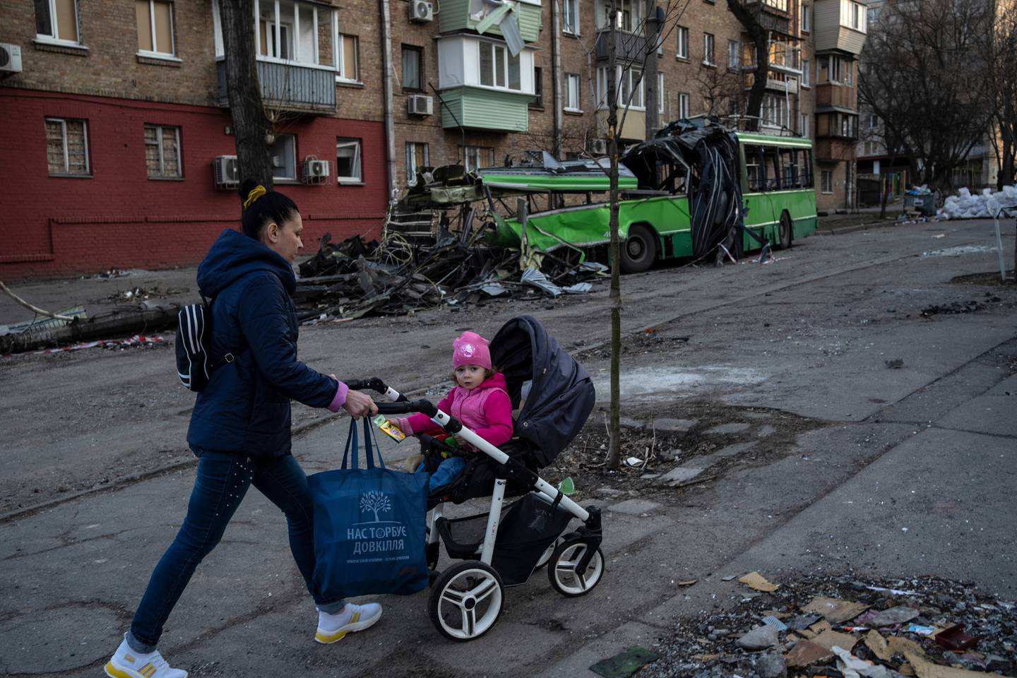 昨天，39 岁的莉娜·丹尼洛娃和 2 岁的女儿基拉在乌克兰基辅的波多尔斯基社区散步。 随着战争的持续，丹尼洛娃正在重新考虑留下来。 照片/美联社