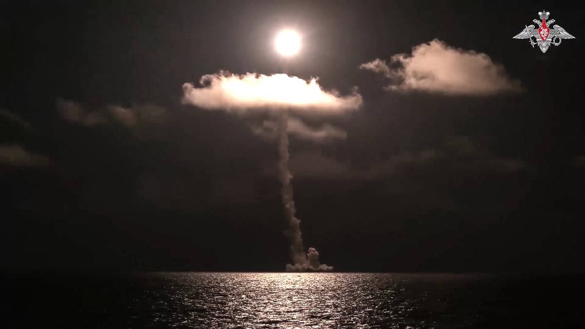 Россия заявила, что провела испытательный пуск межконтинентальной баллистической ракеты с новой атомной подводной лодки