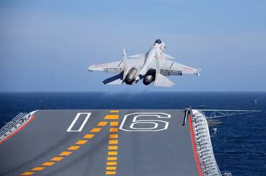 Sebuah jet tempur J-15 lepas landas dari kapal induk China Liaoning selama pelatihan pada 1 Juli 2017 di Cina.  Foto / Gambar Getty