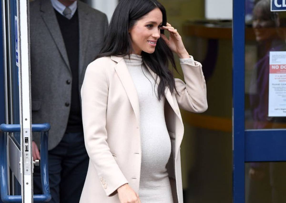 Meghan Markle S Thrifty 50 H M Maternity Dress Breaks Internet Nz Herald