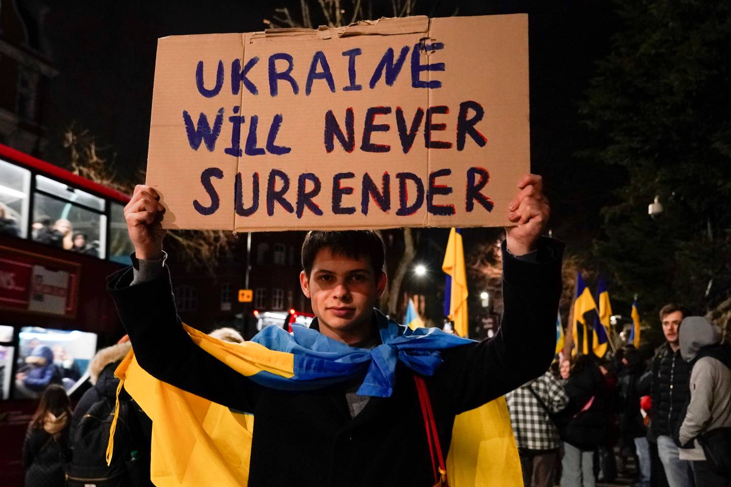 一名示威者在伦敦俄罗斯大使馆外参加抗议活动时举着标语牌，上面写着“乌克兰永远不会投降”。 照片/美联社