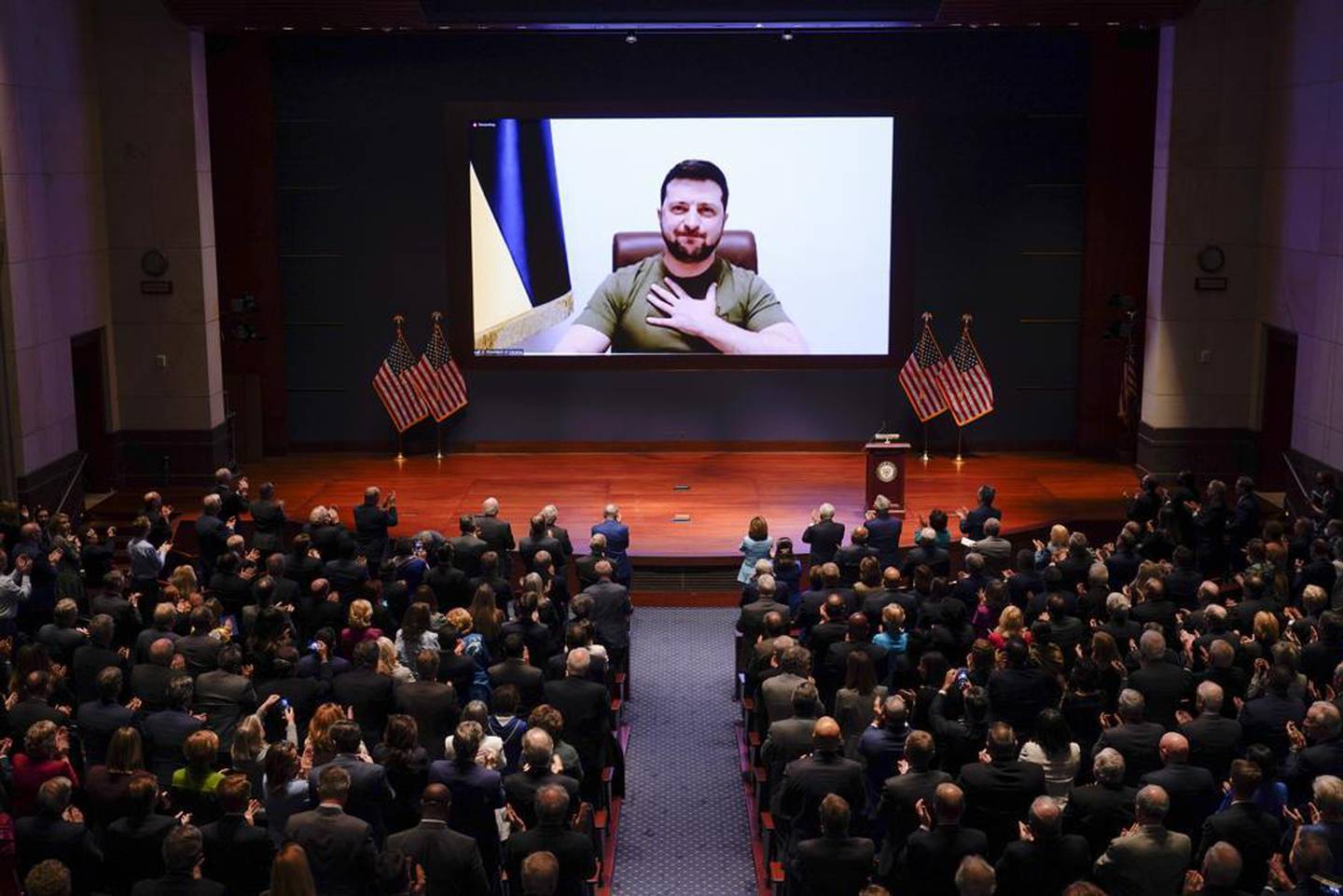 乌克兰总统泽连斯基在华盛顿国会大厦通过视频向美国国会发表讲话，请求支持乌克兰被俄罗斯军队包围。 照片/美联社