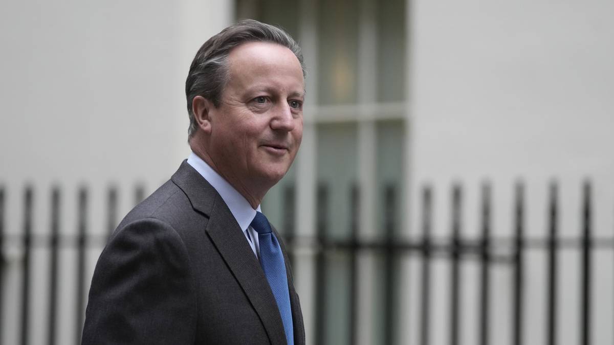 Strona tytułowa: David Cameron powraca w obliczu niepewności politycznej w Wielkiej Brytanii