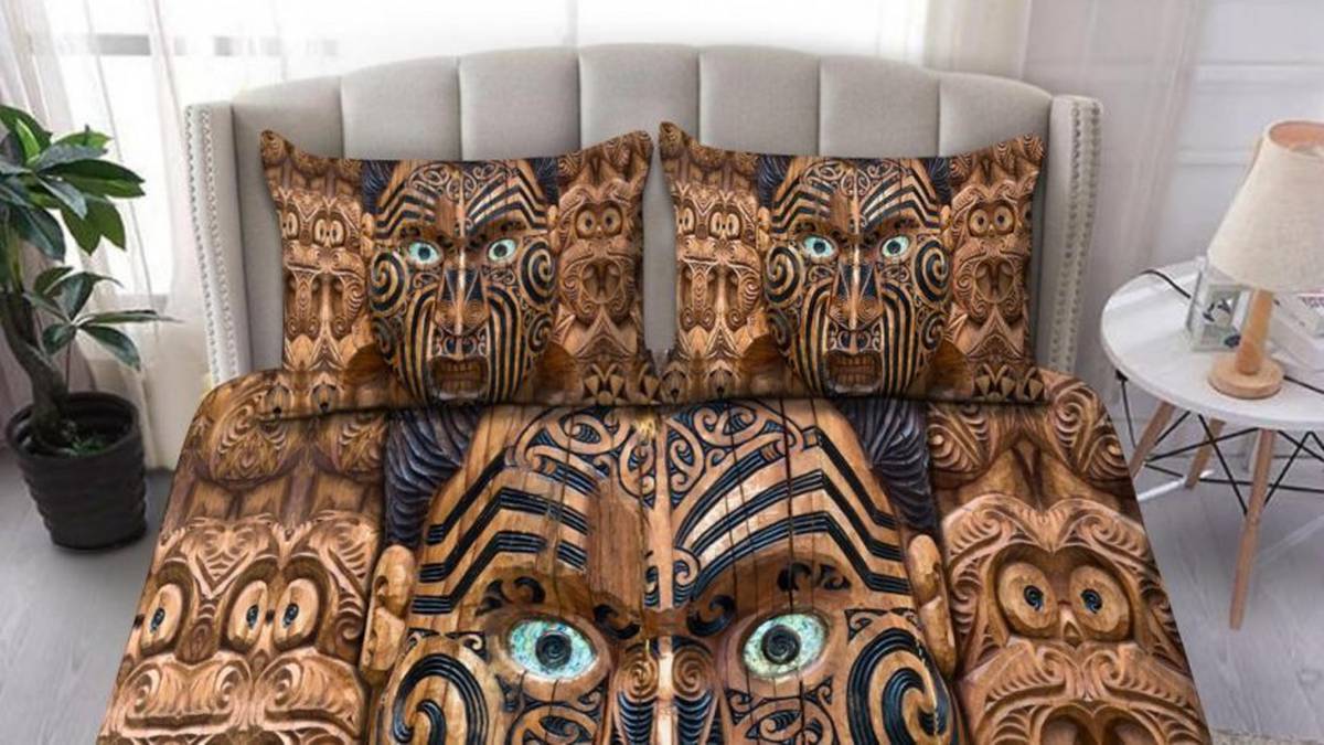 Photo of Wut über Online-Händler aus Übersee, die Māori-Schnitzereien auf Tagesdecke legen