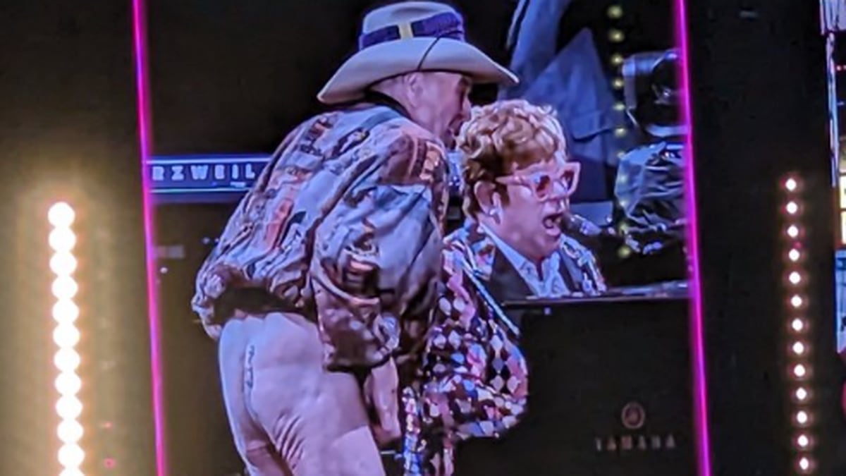 Molly Meldrum verzaubert die Menge auf der Bühne bei einem Elton John-Konzert