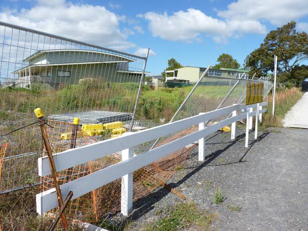 Auckland School Crazy To Carry Out Asbestos Removal Expert Nz Herald