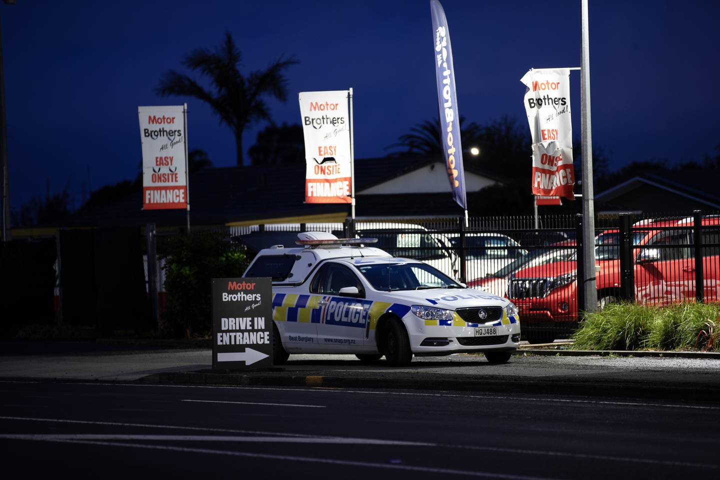 警方也被叫到位于 Manukau 的 Great South Rd 的 Motor Brothers 停车场。 照片/海登伍德沃德