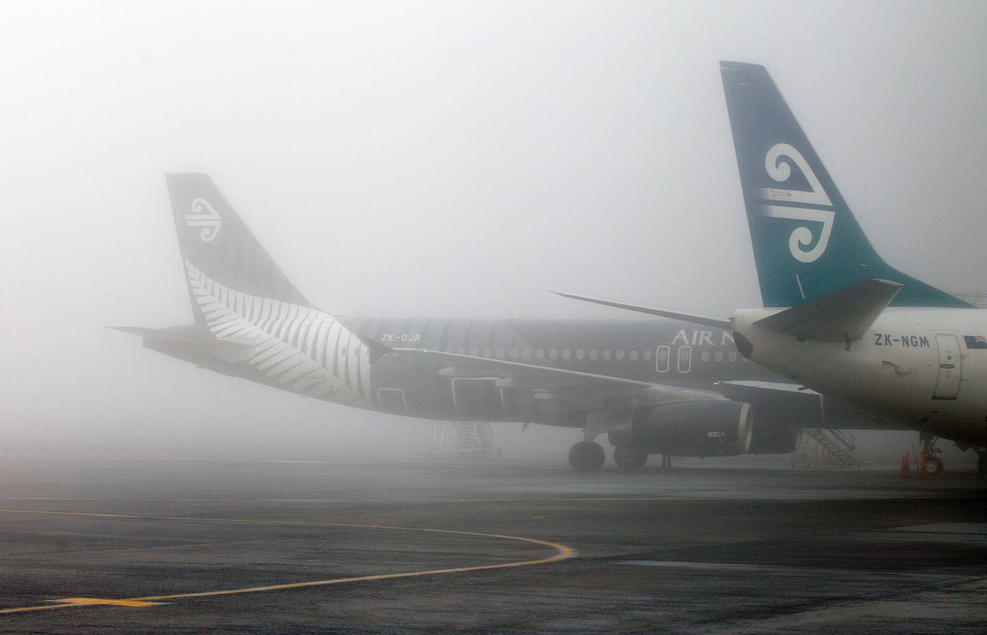 奥克兰机场大雾笼罩，乘客被告知要检查他们的航班。 照片/文件