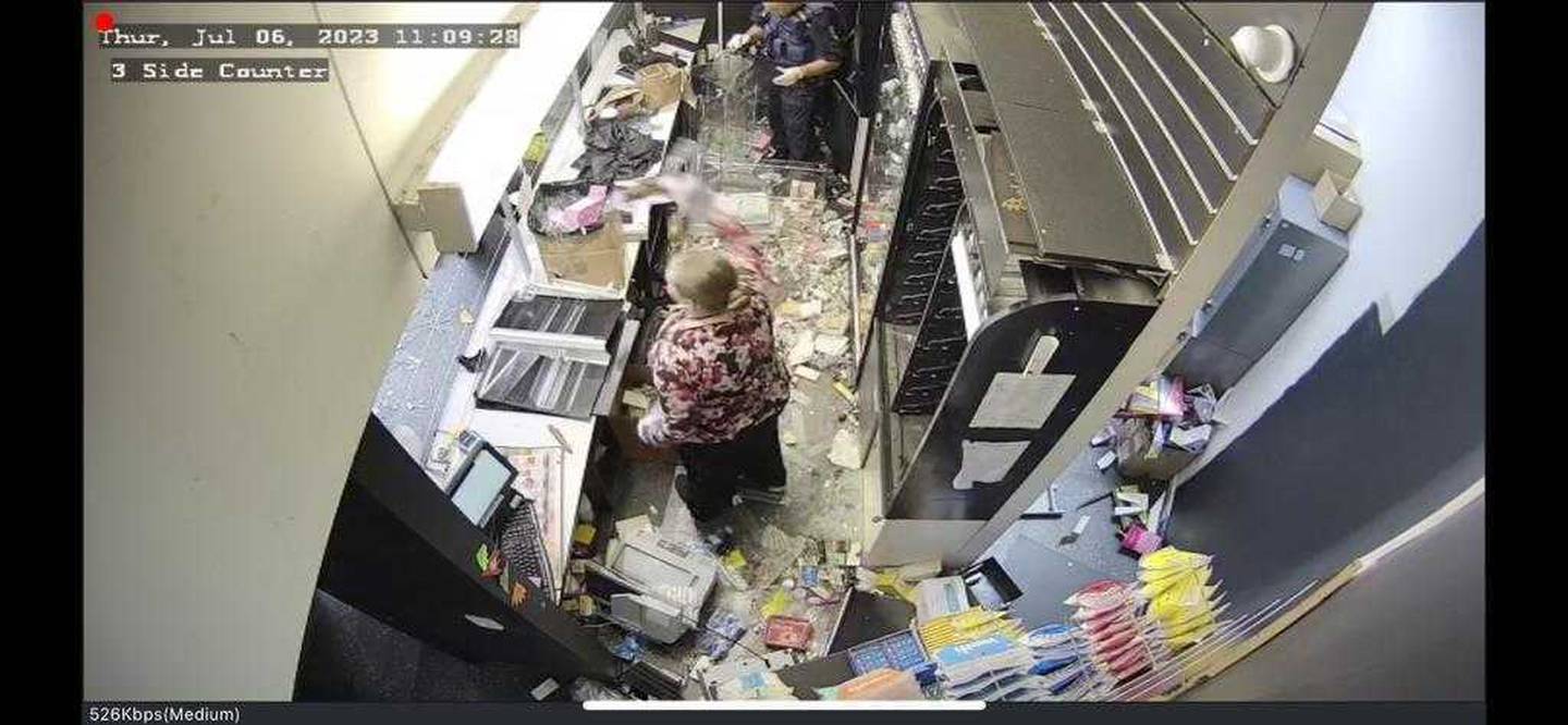 几小时后：周四上午，泰晤士金矿购物中心的 Vape Vice Co. 遭到猛烈袭击。 照片/提供