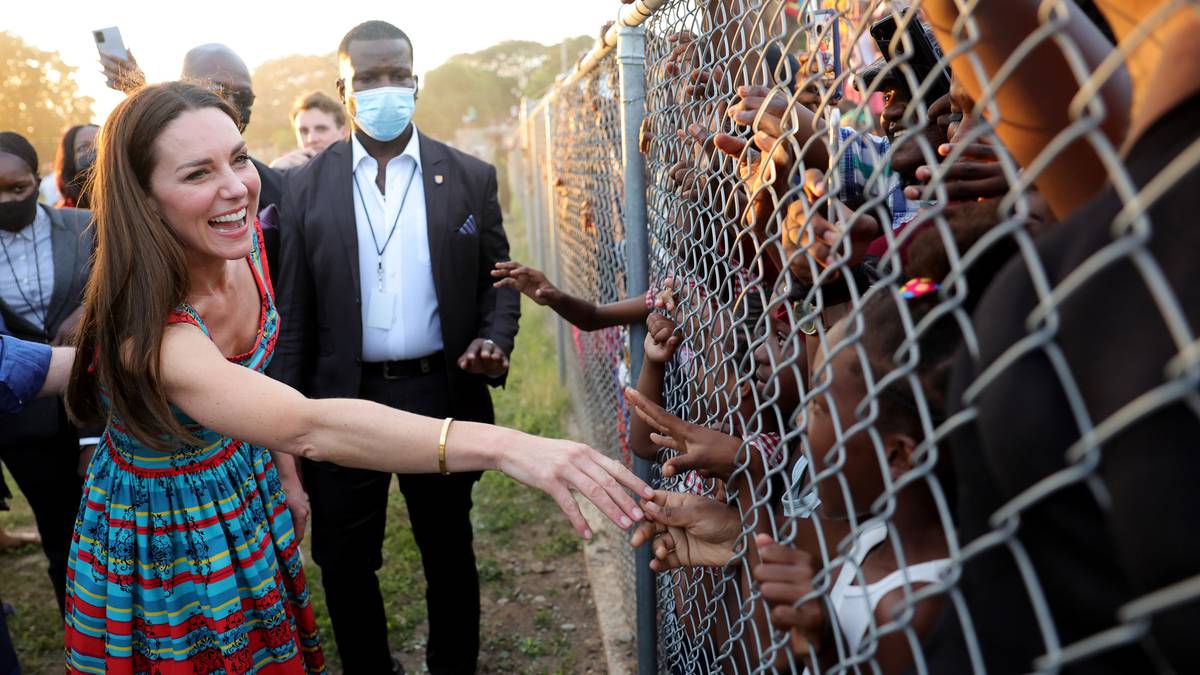 Daniela Elser: Kate Middleton podaje rękę dzieciom o bardzo złym wyglądzie