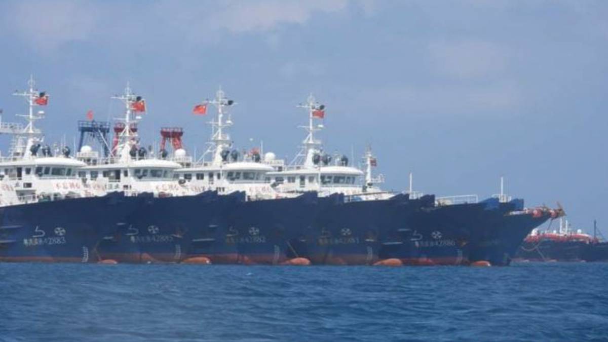 large-chinese-flotilla-descends-on-south-china-sea-reef