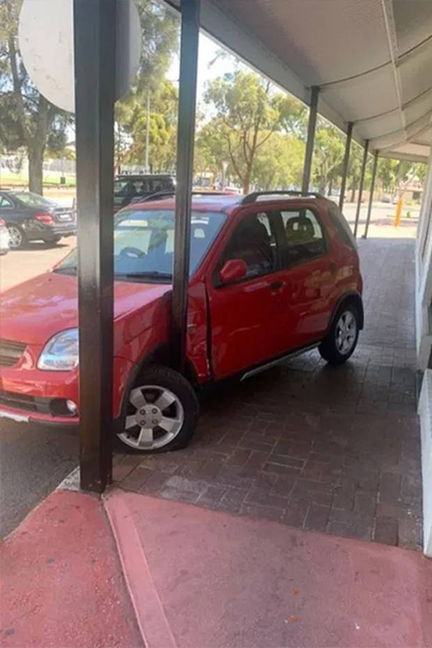 Adelaide Car Accident Baffles Internet Rubberneckers Nz Herald