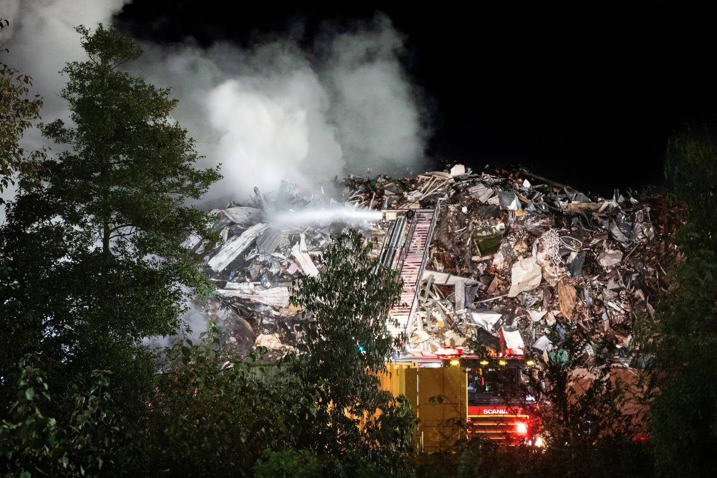 消防员正在南奥克兰法沃纳的一个院子里扑灭一堆废金属。 照片/海登伍德沃德