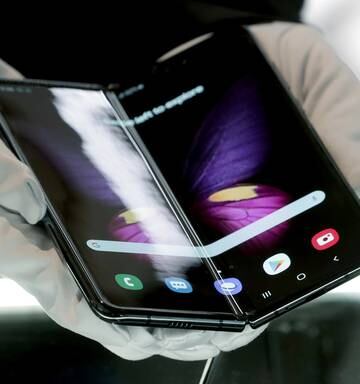 Samsung Repeats Embarrassing Folding Phone Blunder Nz Herald