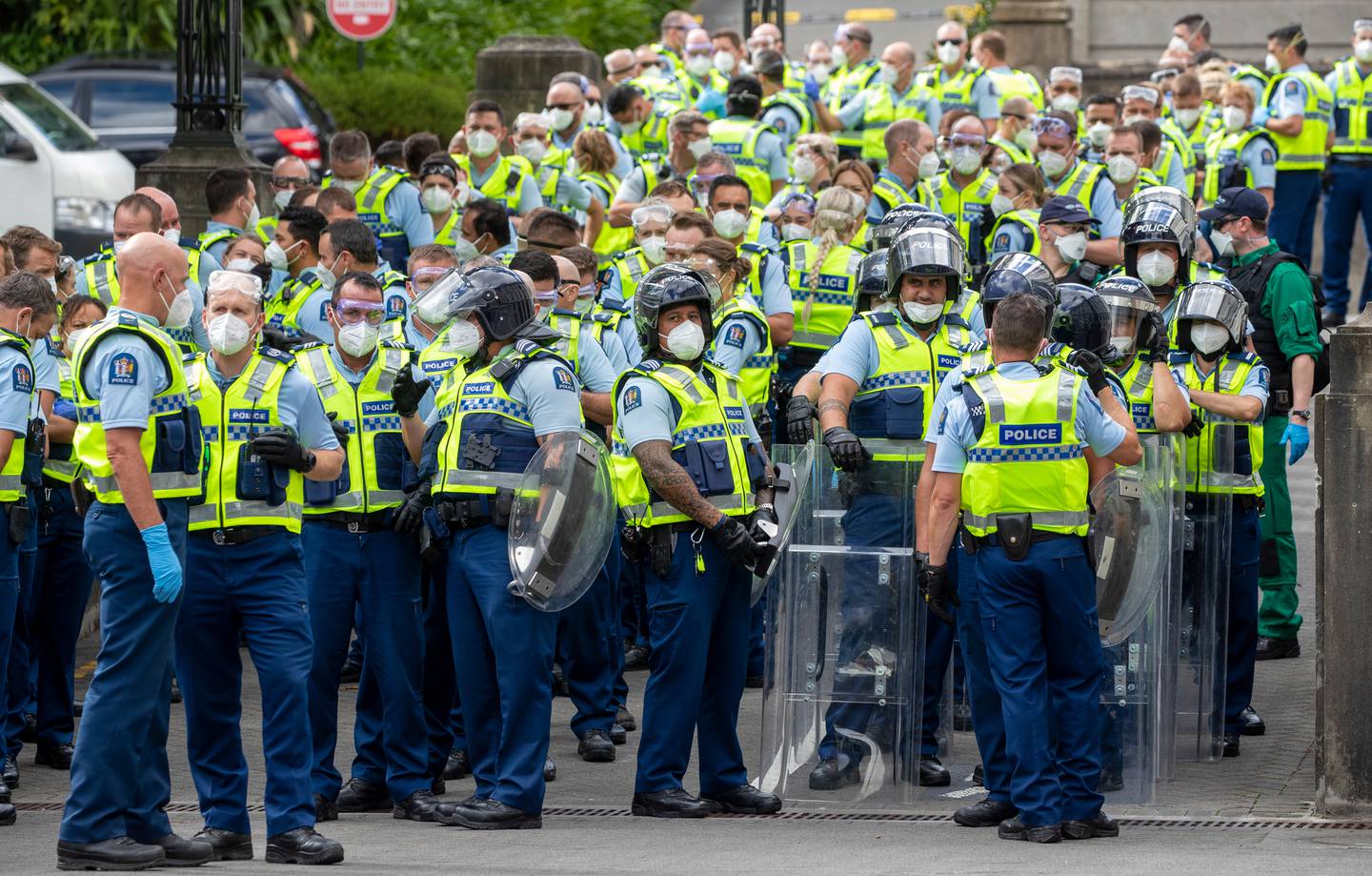 在 Covid-19 车队抗议和占领议会的第 15 天，警察身着防暴装备。 照片/马克米切尔