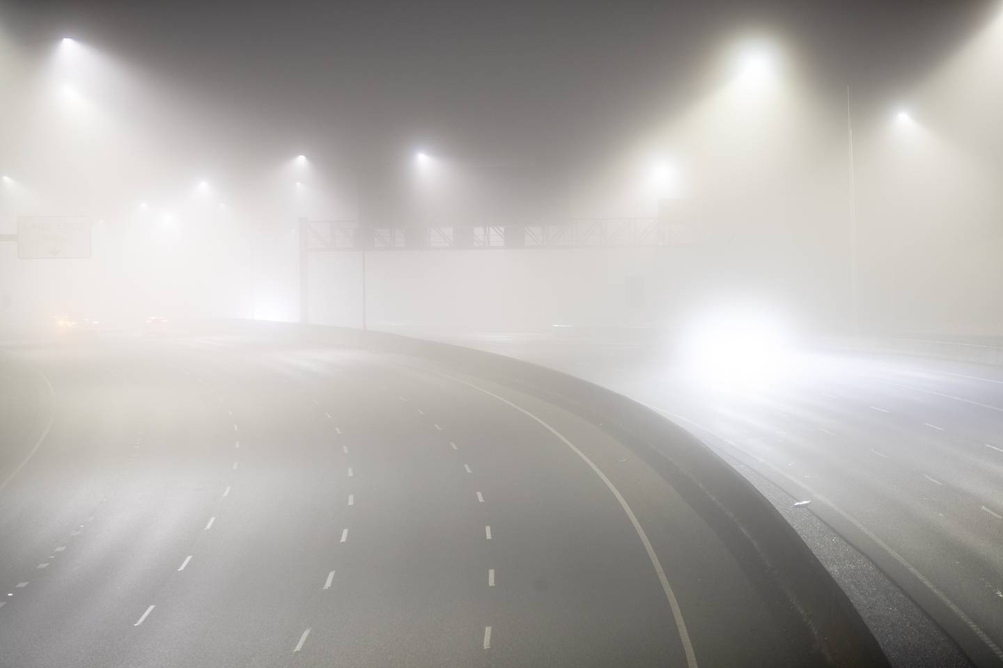 周一早上 5 点 25 分拍摄的照片显示了西北高速公路上的大雾。 照片/海登伍德沃德