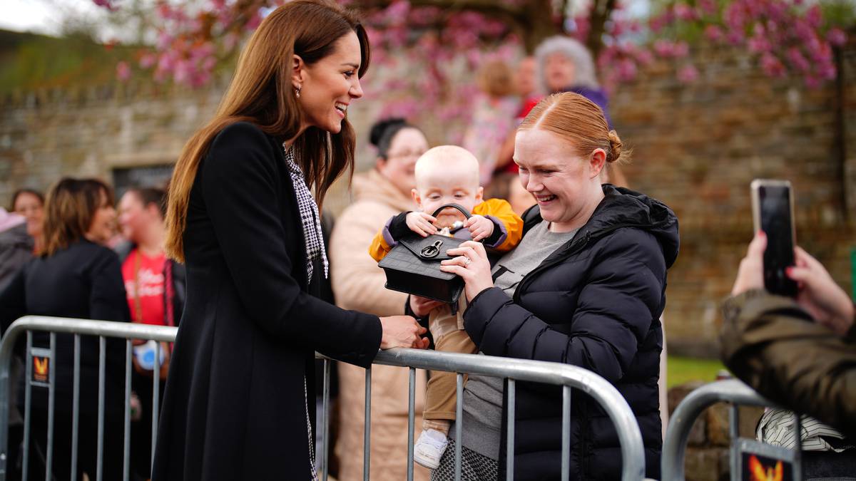Kate Middleton pozwala dziecku bawić się swoją torebką podczas podróży do Walii: „Wrócę po to!”