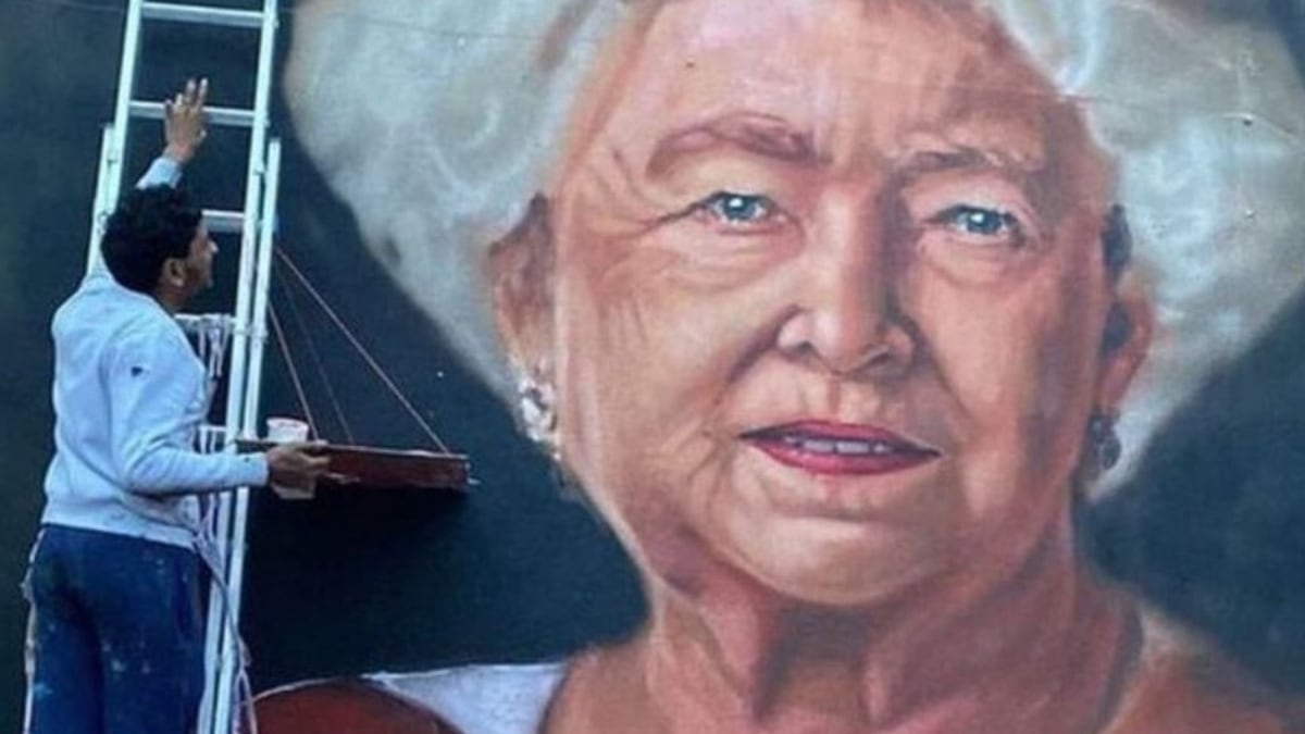 Queen Elizabeth death: Questionable mural of the Queen at UK train station roasted online