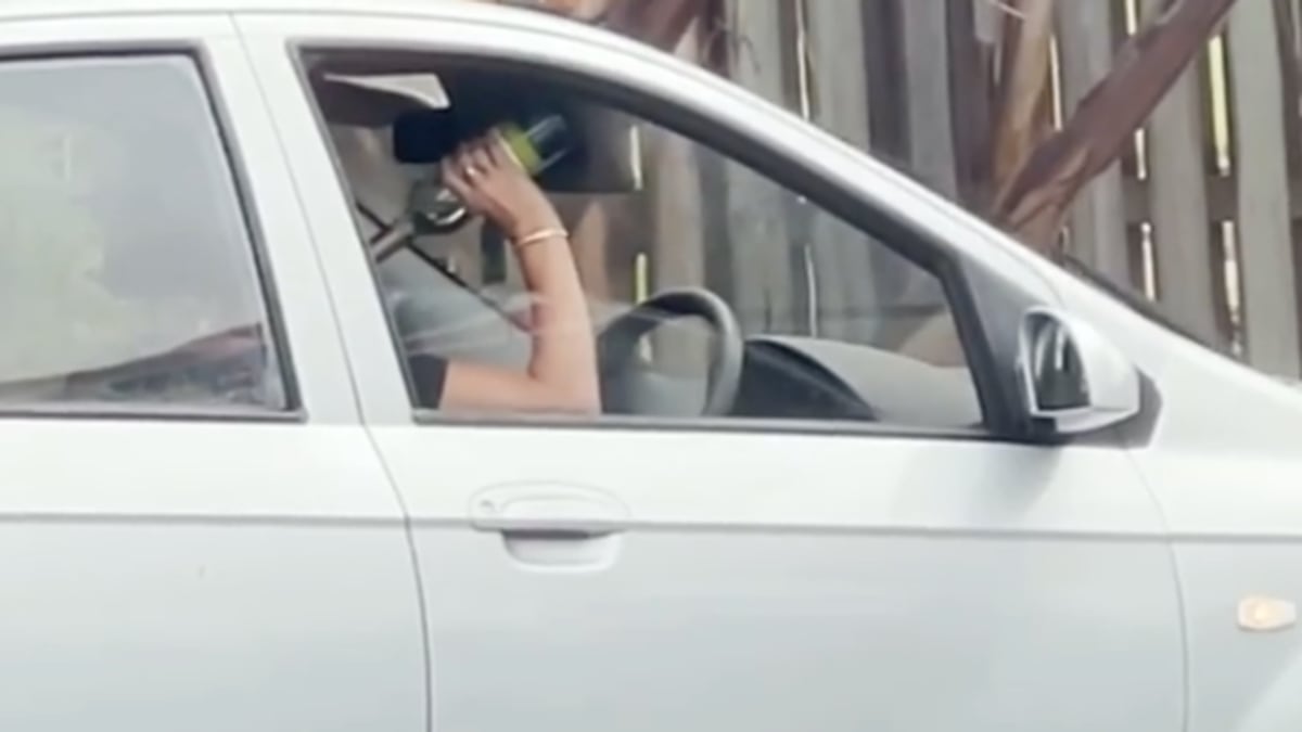 Photo of «  J’ai bu toute la bouteille  »: une femme de la Gold Coast a été photographiée en train de boire du vin dans le siège du conducteur