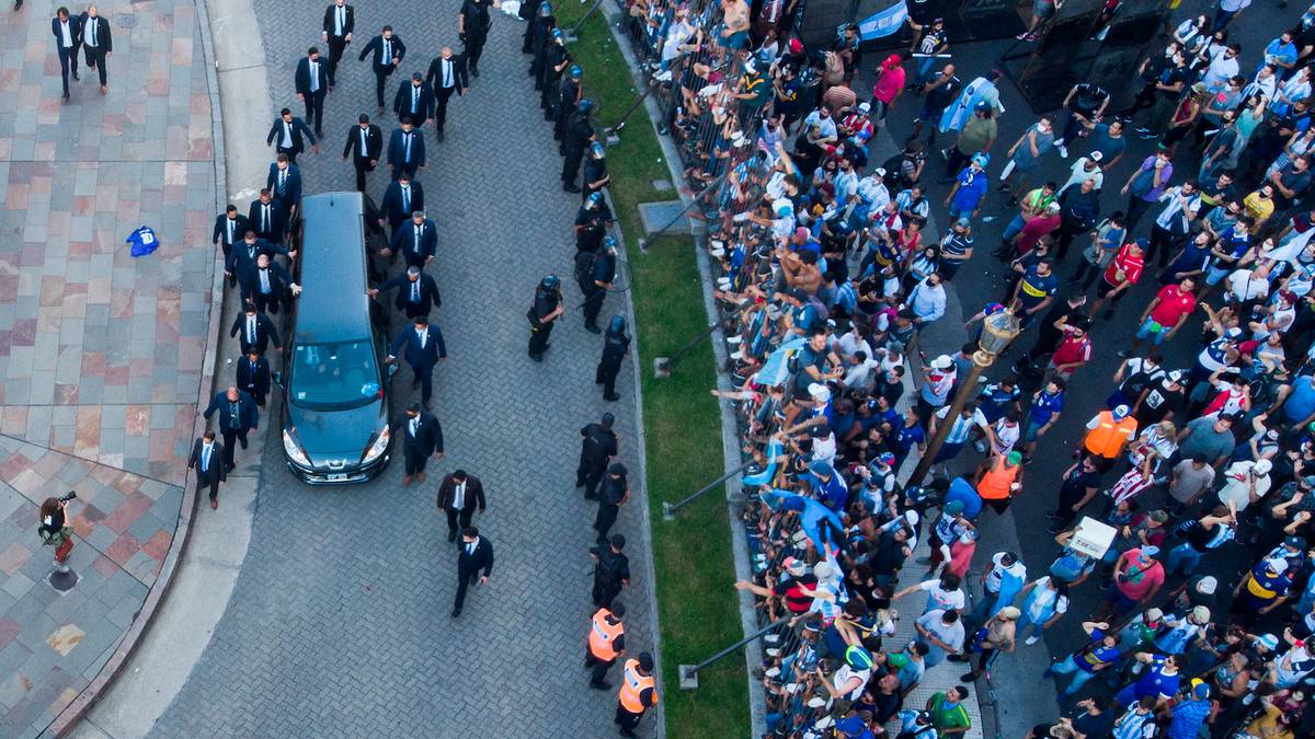 Football: Crazy scenes in Argentina as Maradona's body brought to  presidential palace - NZ Herald