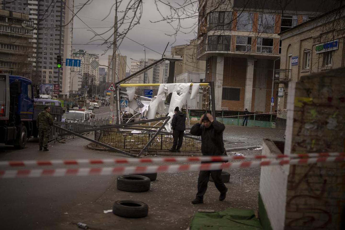 俄罗斯在乌克兰基辅发动明显袭击后，警察在检查该地区。 照片/美联社