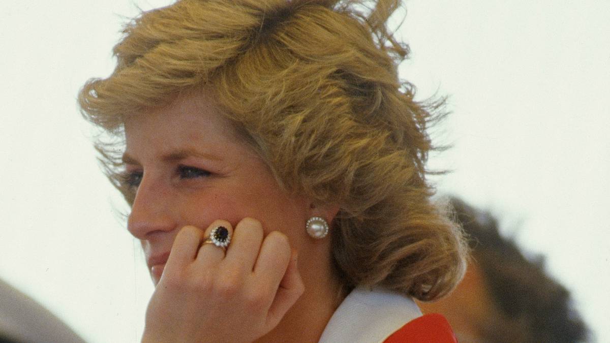 Prince Harry gave Diana's engagement ring to William, to propose to ...