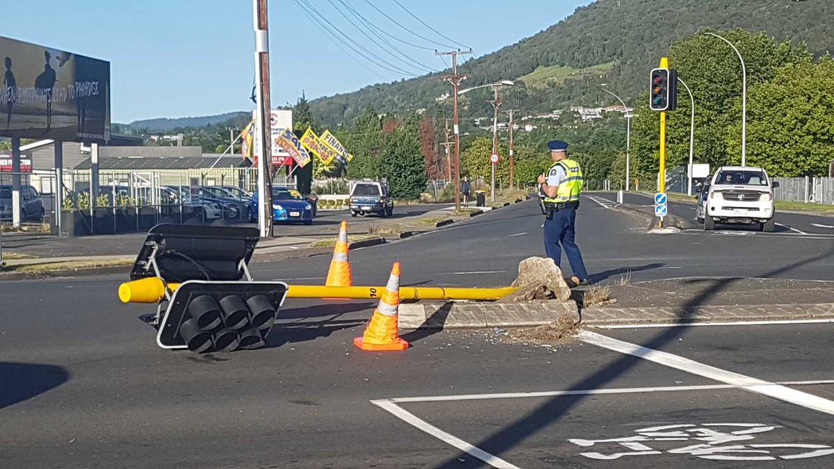 Car hits traffic lights on Fairy Springs Road, Rotorua - NZ Herald