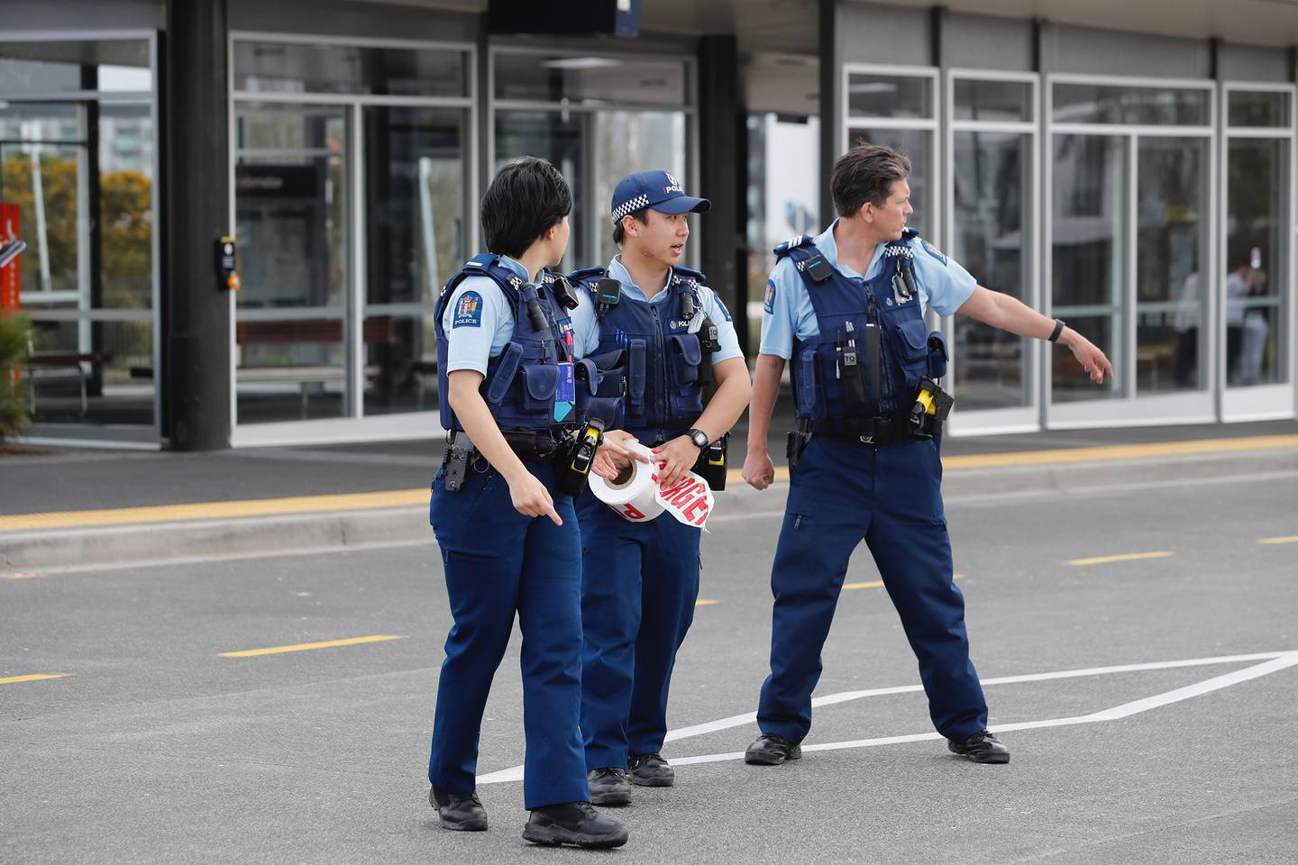警方调查奥尔巴尼公交车站发生的刺伤事件 《新西兰先驱报》 摄影：Dean Purcell 2023 年 9 月 18 日