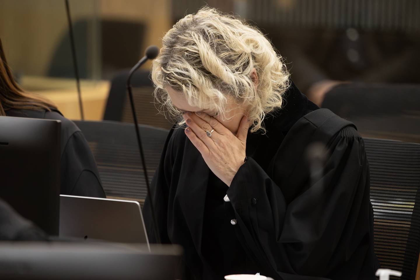 陪审团做出多数谋杀判决后，劳伦·迪卡森的律师安妮·图希流下了眼泪。 照片/乔治·赫德