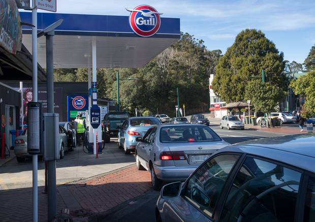 Motorists queue up for petrol yesterday ahead of Auckland fuel levy kicking in. Photo / Brett Phibbs