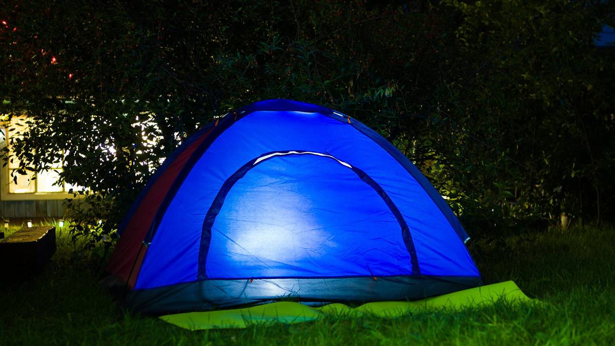 Photo of Le propriétaire dort dans une tente sous la maison du locataire, et refuse de partir