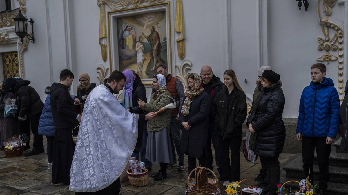 Война между Россией и Украиной: Десятки военнопленных освобождены во время празднования православной Пасхи в Украине
