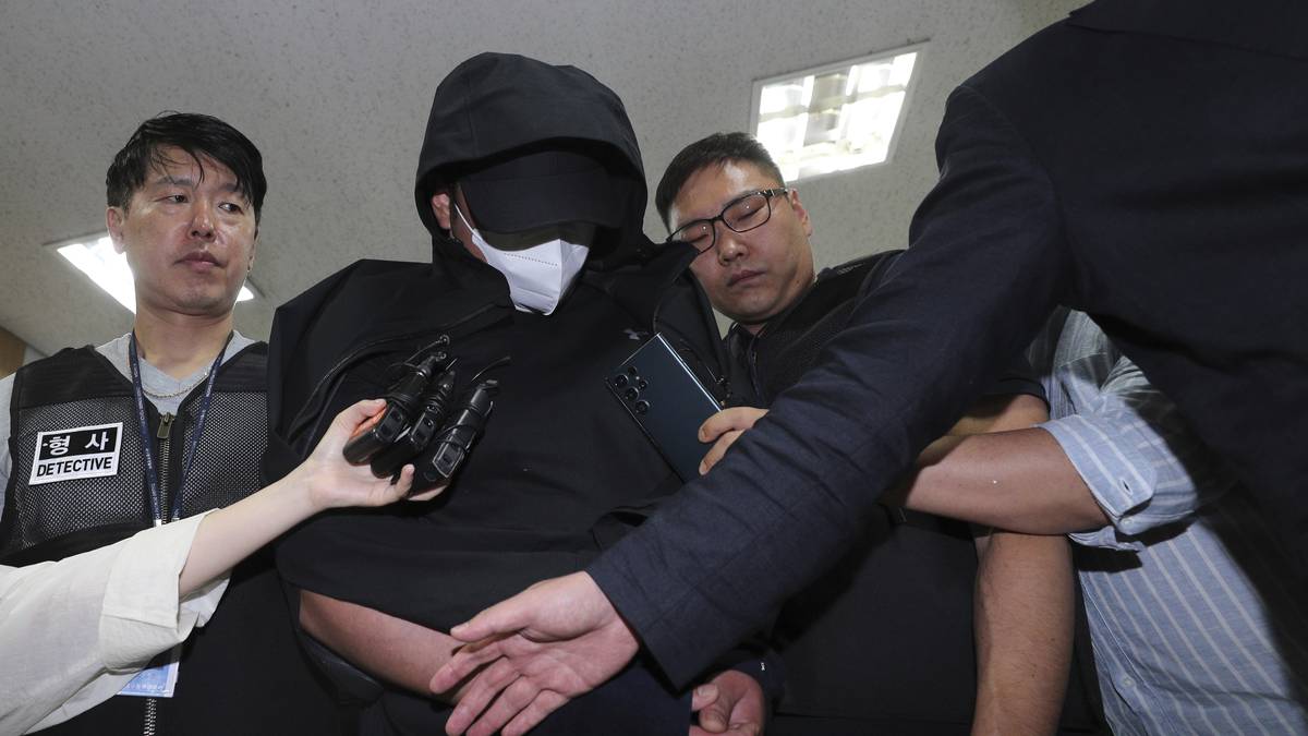 Un surcoreano arrestado por abrir la puerta de salida de emergencia de un avión enfrenta hasta 10 años de prisión