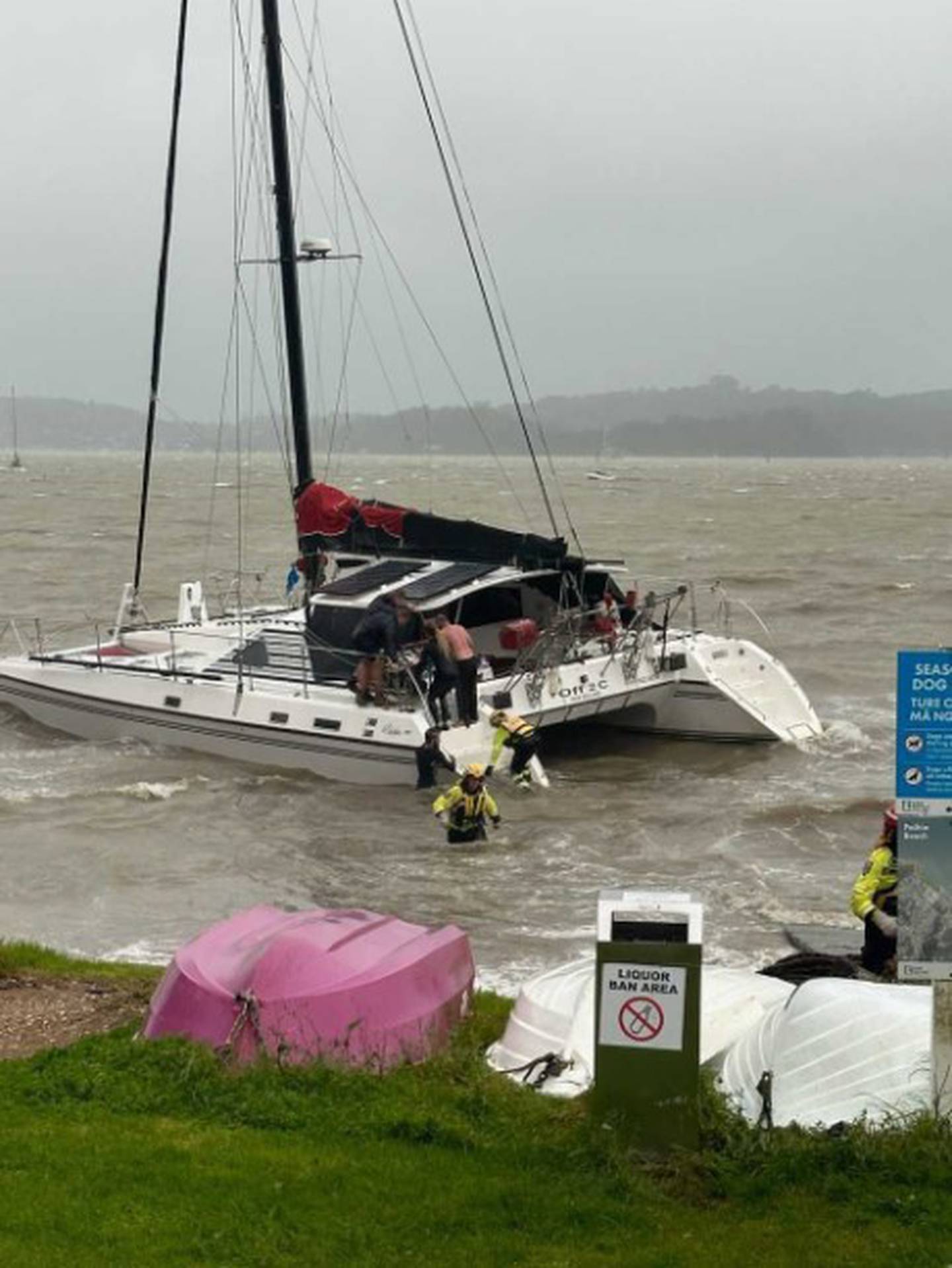 派希亚志愿消防员帮助营救周日在强风和暴雨中搁浅在派希亚的大型双体船。 照片/提供