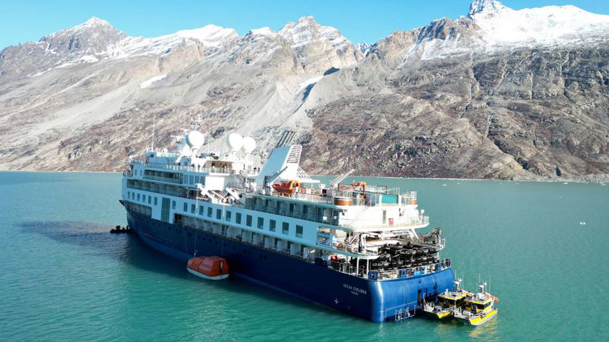 Luksusowy statek wycieczkowy MV Ocean Explorer jest holowany bezpłatnie podczas przypływu na Grenlandii