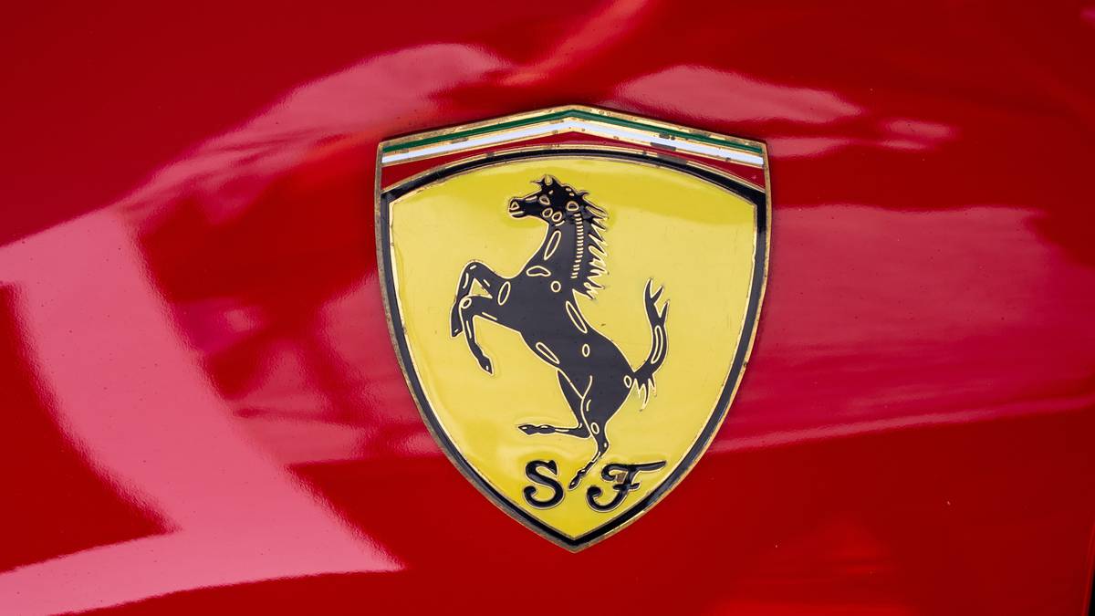 Un turista americano è stato multato per aver guidato una Ferrari rossa nel cortile degli Uffizi in Italia
