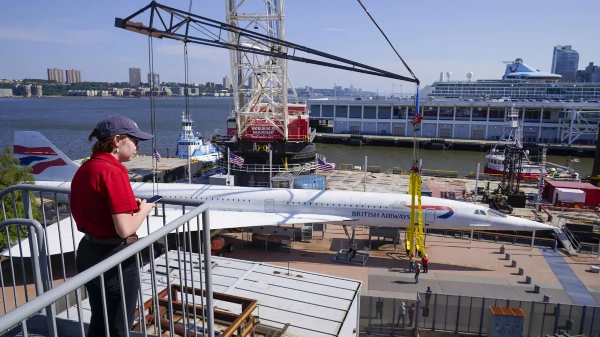 Il Concorde una volta volava più veloce del suono, ora su una barca lenta verso Brooklyn