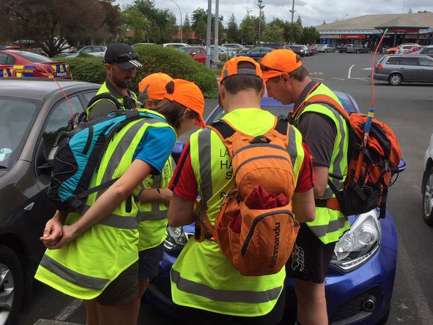 Hamilton Land Search and Rescue crews have a quick debrief before taking off on their search for missing man Raymond Stirling this afternoon. Photo/Belinda Feek