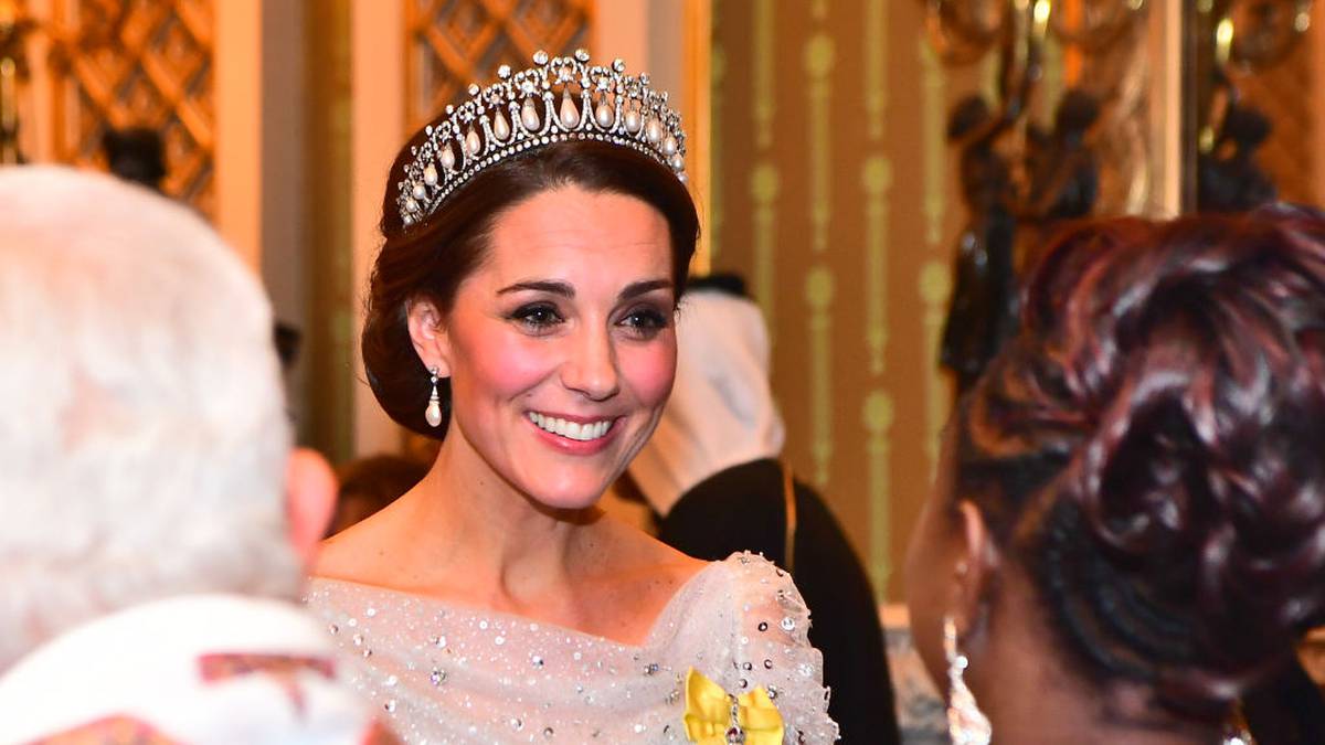 Prognozy kolekcji koronacyjnej Kate Middleton: od koron kwiatowych po ulubionych projektantów