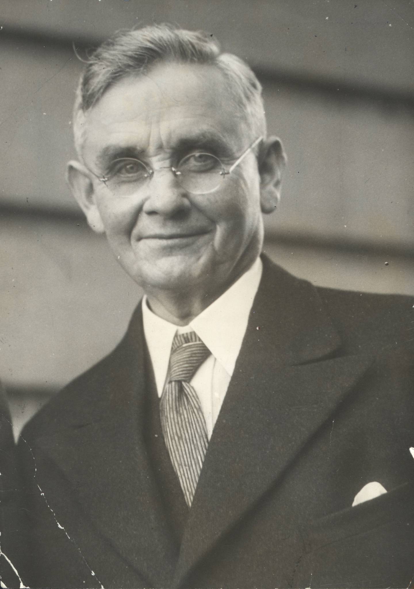 新西兰第一任工党总理迈克尔·约瑟夫·萨维奇。