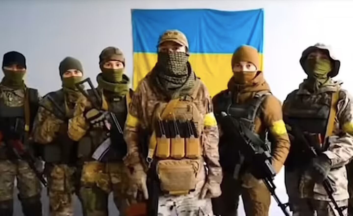 这六名女性在 TikTok 上发布了一段挑衅的视频，誓言要杀死敌人并为每个乌克兰儿童的死报仇。 照片/TikTok