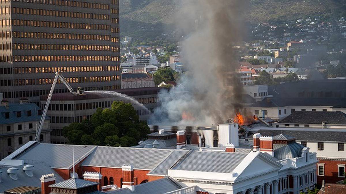 Kebakaran melanda Gedung Parlemen Afrika Selatan di Cape Town