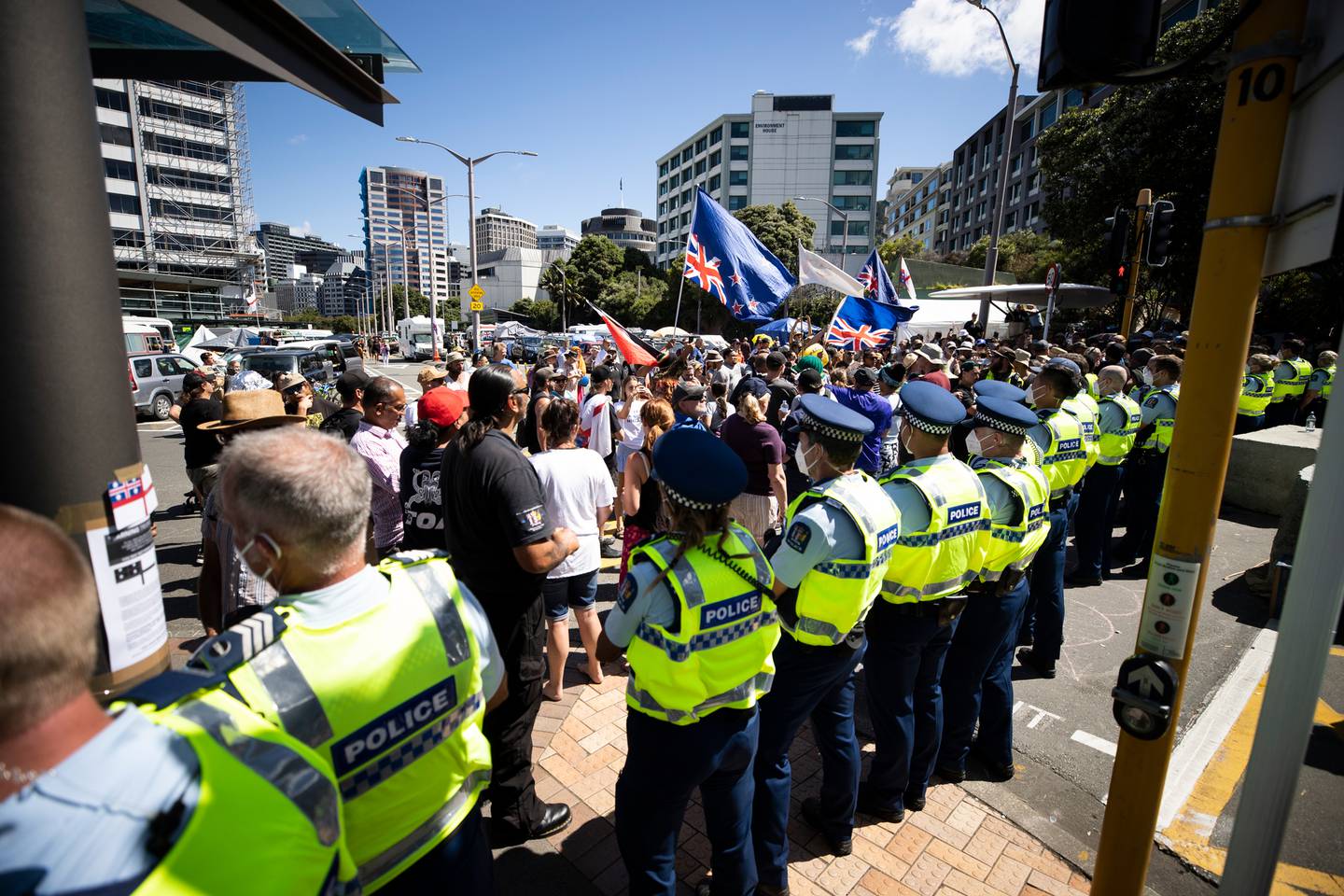 周六，警察和抗议者在议会对峙，这是反授权占领的第 19 天。 照片/乔治·赫德