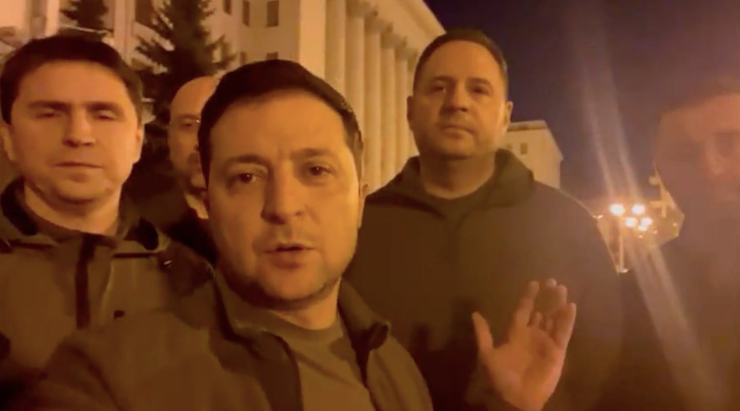 Volodymyr Zelenskiyy 发布了一段视频，以证明他仍在基辅。 照片/推特