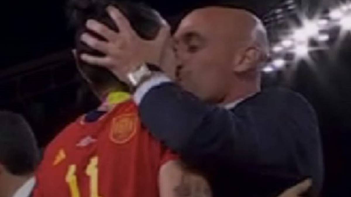 Prezes Hiszpańskiej Federacji Piłki Nożnej Luis Rubiales podał się do dymisji po pocałunku na mistrzostwach świata