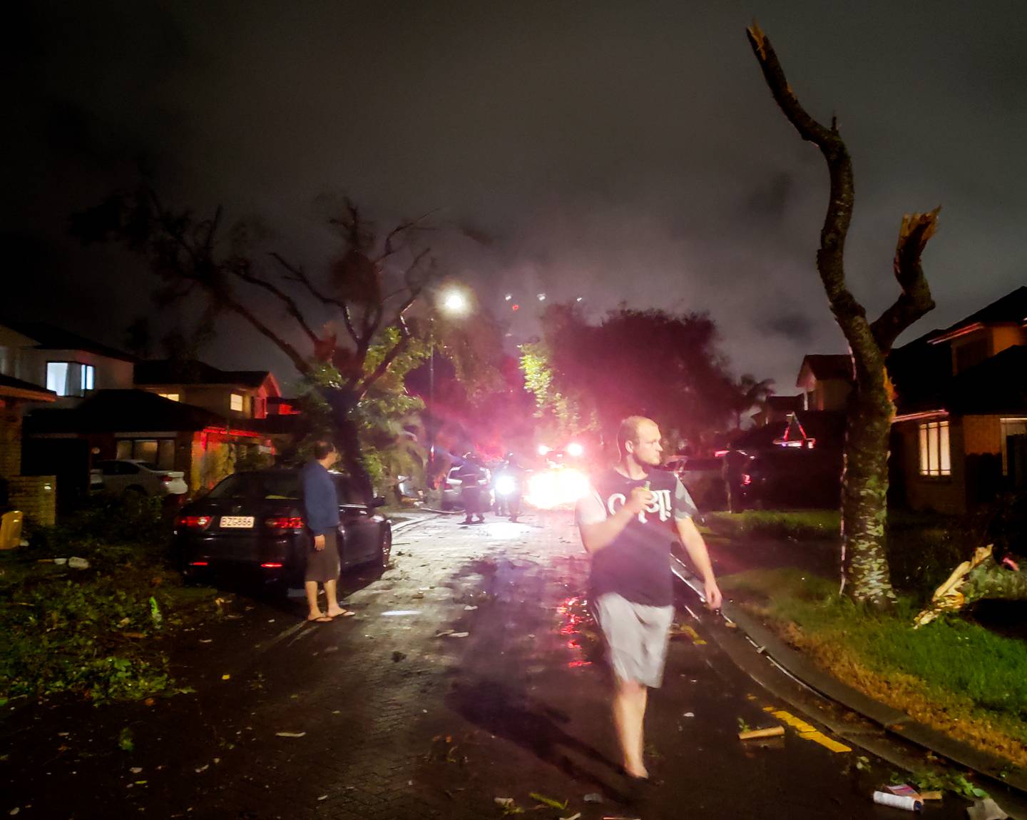 龙卷风袭击 East Tamaki 和附近郊区后，居民正在调查损失情况。 照片/ Alanna Santoso