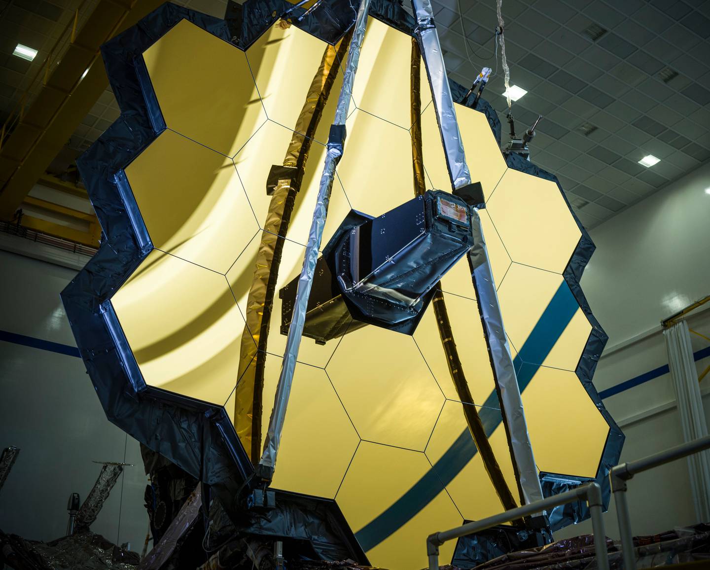 2020 年，在雷东多海滩的诺斯罗普·格鲁曼公司设施进行测试期间，詹姆斯·韦伯太空望远镜的主镜组件。照片/美国国家航空航天局